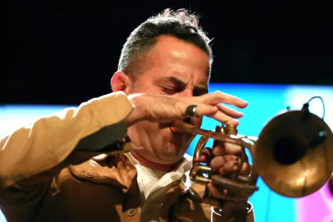 Muzyk grający na trąbce, uwieczniony w chwili uniesienia. To właśnie muzyka jazzowa - najlepsi wykonawcy tworzą takie emocje.