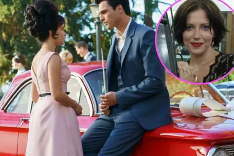 Kobieta w różowej sukience i mężczyzna w garniturze przy czerwonym samochodzie, ujęcie z filmu Priscilla. W okręgu kobieta z krótkimi włosami.