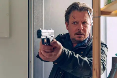 Mężczyzna z pistoletem, napięta scena z serialu "DNA", sezon 2. Ile odcinków czeka widzów?