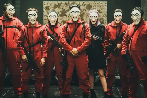Grupa w czerwonych kombinezonach i maskach z "Domu z papieru" sezon 6. Kiedy zacznie się ich kolejna misja?