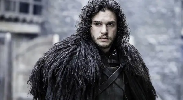 Kit Harington w serialu "Gra o Tron" w futrzanym płaszczu. Jego filmy, seriale i programy to niezapomniane role.