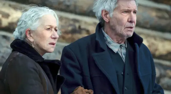 Helen Mirren i Harrison Ford w serialu "1923", zmartwieni, patrzą w dal.