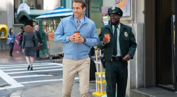 Ryan Reynolds i Taika Waititi idą ulicą z kawą, jakby szykowali się do **free guy 2**.