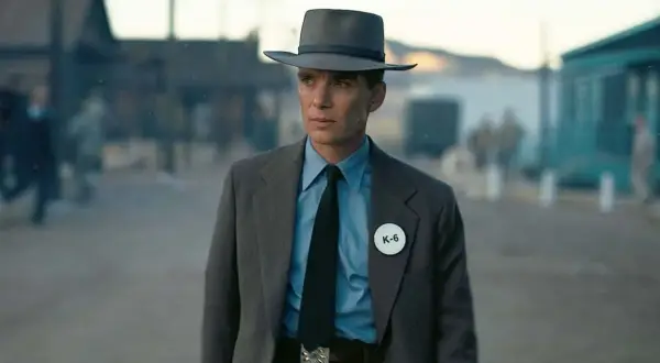 Cillian Murphy jako J. Robert Oppenheimer w filmie o bombie atomowej, z odznaką "K-6" na klapie marynarki.