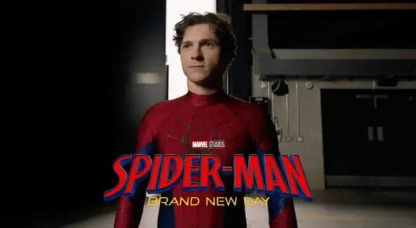 Tom Holland jako Spider-Man w kostiumie, z logo "Spider-Man: Brand New Day" i Marvel Studios.