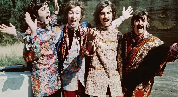 The Beatles w psychodelicznych strojach, jakby gotowi na sesję z George'em Martinem.