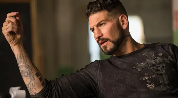 Jon Bernthal z tatuażami na ramieniu i szyi, w koszulce z czaszką. Wiele jego filmów i seriali to mocne role.