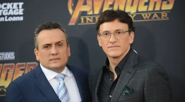 Bracia Russo, reżyserzy Avengers: Wojna bez granic, pozują na premierze filmu.