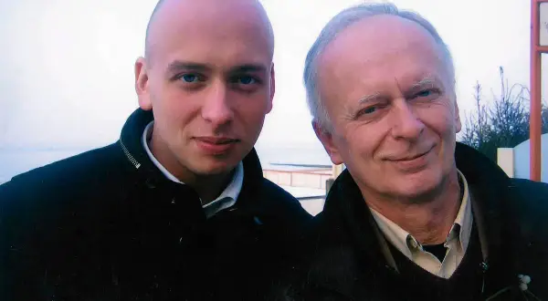 Janusz Olejniczak z rodziną, uśmiechnięci, patrzą w obiektyw.