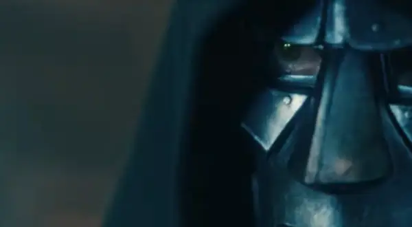 Zwiastun Avengers Doomsday: zbliżenie na metalową maskę z zielonym okiem, sugerującą złowrogą postać.