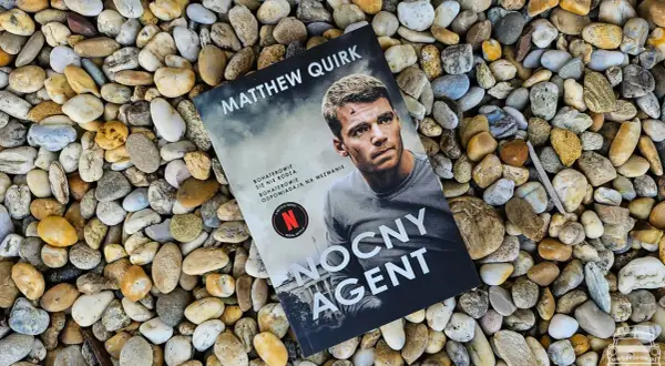Okładka książki "Nocny agent" Matthew Quirka leży na kamieniach. Bohaterowie się nie rodzą, odpowiadają na wezwanie.