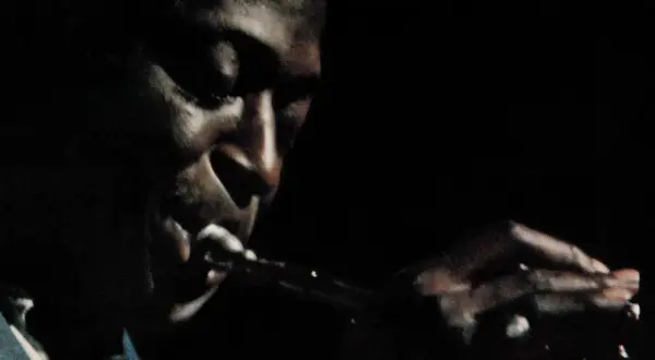 Miles Davis grający na trąbce, okładka albumu "Kind of Blue" – jedne z najlepszych płyt jazzowych wszech czasów.