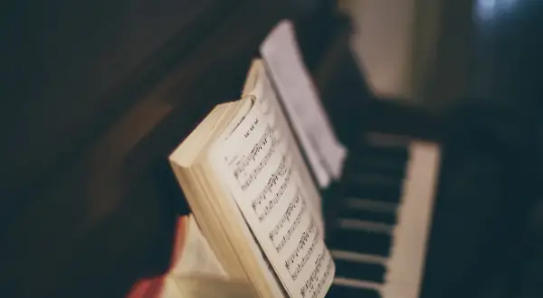 Nuty na fortepianie, jakby grał sam ellington pianista jazzowy.