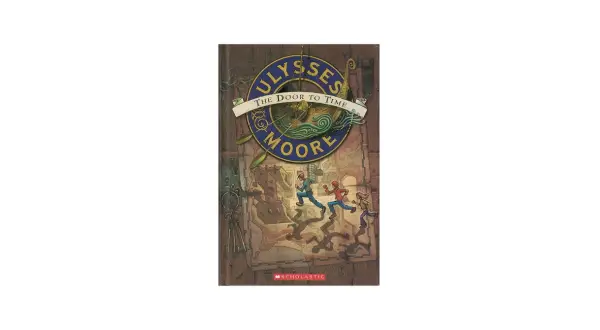 Okładka książki "Ulysses Moore: Wrota czasu". Trójka dzieci biegnie przez labirynt, a nad nimi widnieje tytuł.
