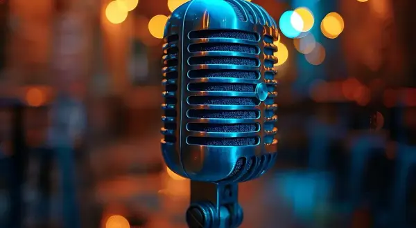 Klasyczny mikrofon gotowy do uchwycenia dźwięków muzyki jazzowej. W tle migoczą ciepłe światła.