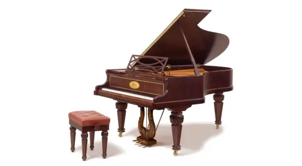 Elegancki fortepian, ulubiony instrument Chopina, z taboretką.