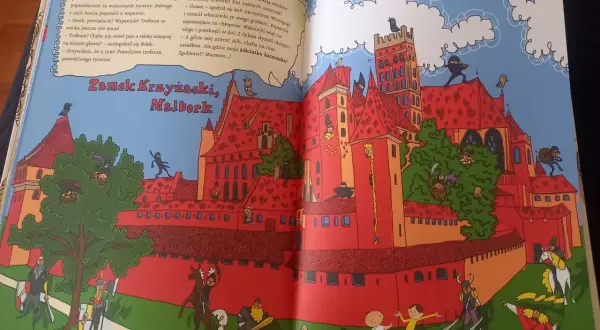 Ilustracja z książki Bolek i Lolek przedstawia zamek w Malborku, gdzie rycerze i ninja przygotowują się do bitwy, a chłopcy szukają trofeum.