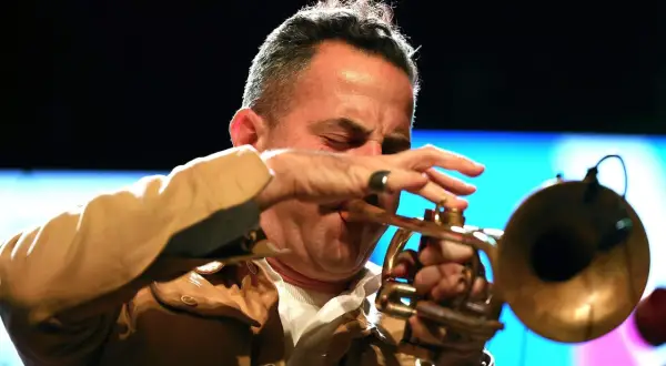 Muzyk grający na trąbce, uwieczniony w chwili uniesienia. To właśnie muzyka jazzowa - najlepsi wykonawcy tworzą takie emocje.