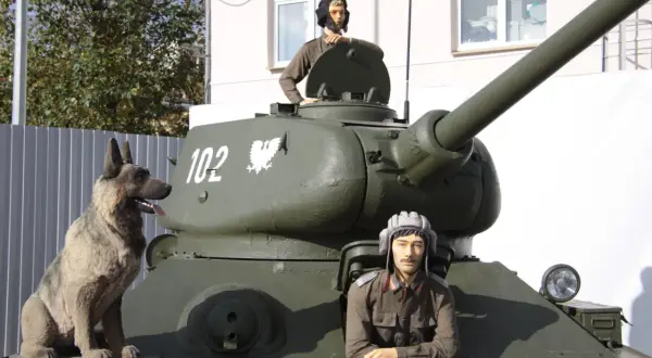 Janek z Czterech Pancernych i pies Szarik na czołgu.
