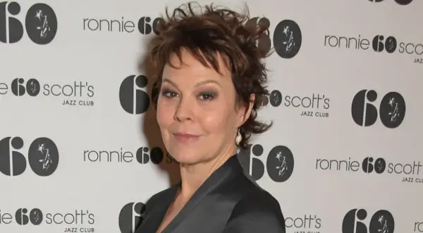 Helen McCrory, znana z filmów, seriali i programów, na tle logo Ronnie Scott's Jazz Club.