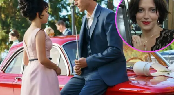 Kobieta w różowej sukience i mężczyzna w garniturze przy czerwonym samochodzie, ujęcie z filmu Priscilla. W okręgu kobieta z krótkimi włosami.