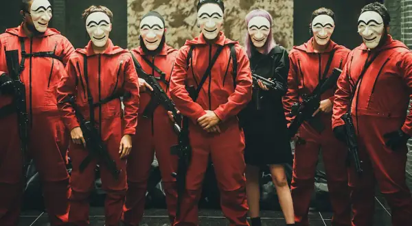 Grupa w czerwonych kombinezonach i maskach z "Domu z papieru" sezon 6. Kiedy zacznie się ich kolejna misja?