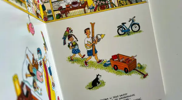 Dzieci z papugami na ulicy Czereśniowej niosą narty i lampkę. Kot i żaba obserwują wózek z myszkami.