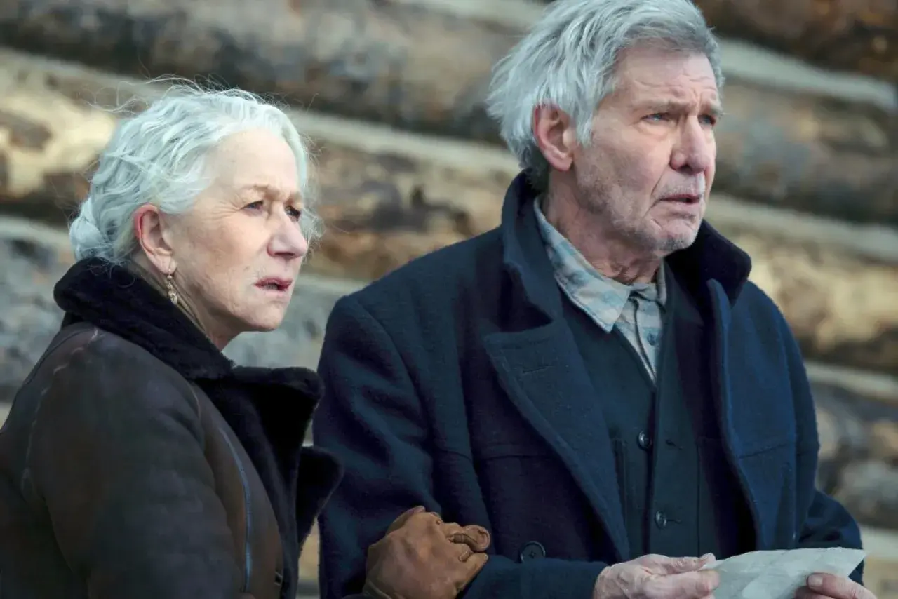 Helen Mirren i Harrison Ford w serialu "1923", zmartwieni, patrzą w dal.