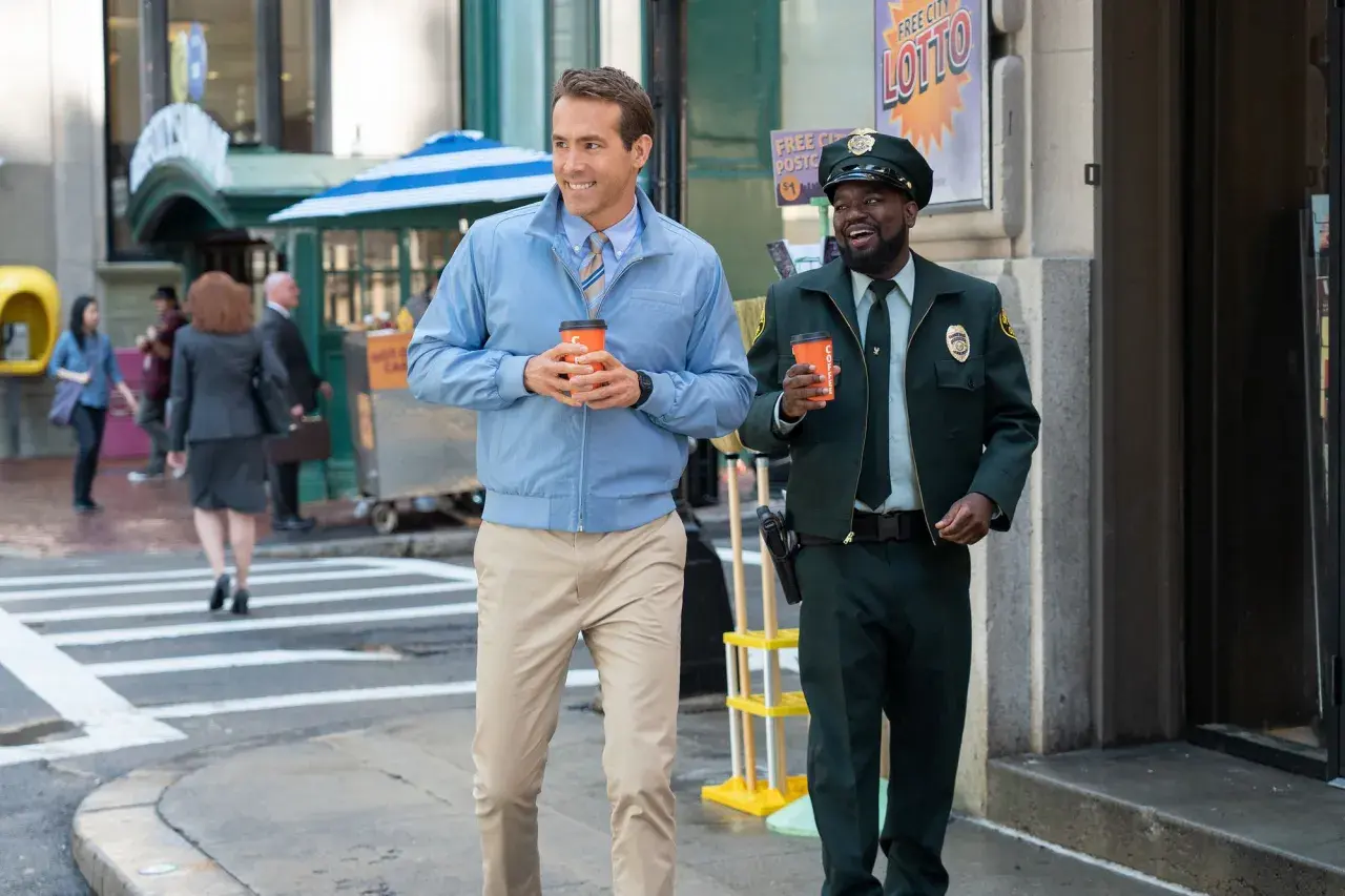 Ryan Reynolds i Taika Waititi idą ulicą z kawą, jakby szykowali się do **free guy 2**.