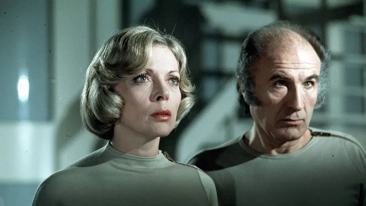 Barbara Bain i Martin Landau, kluczowi członkowie obsady Kosmos 1999, w swoich charakterystycznych uniformach.