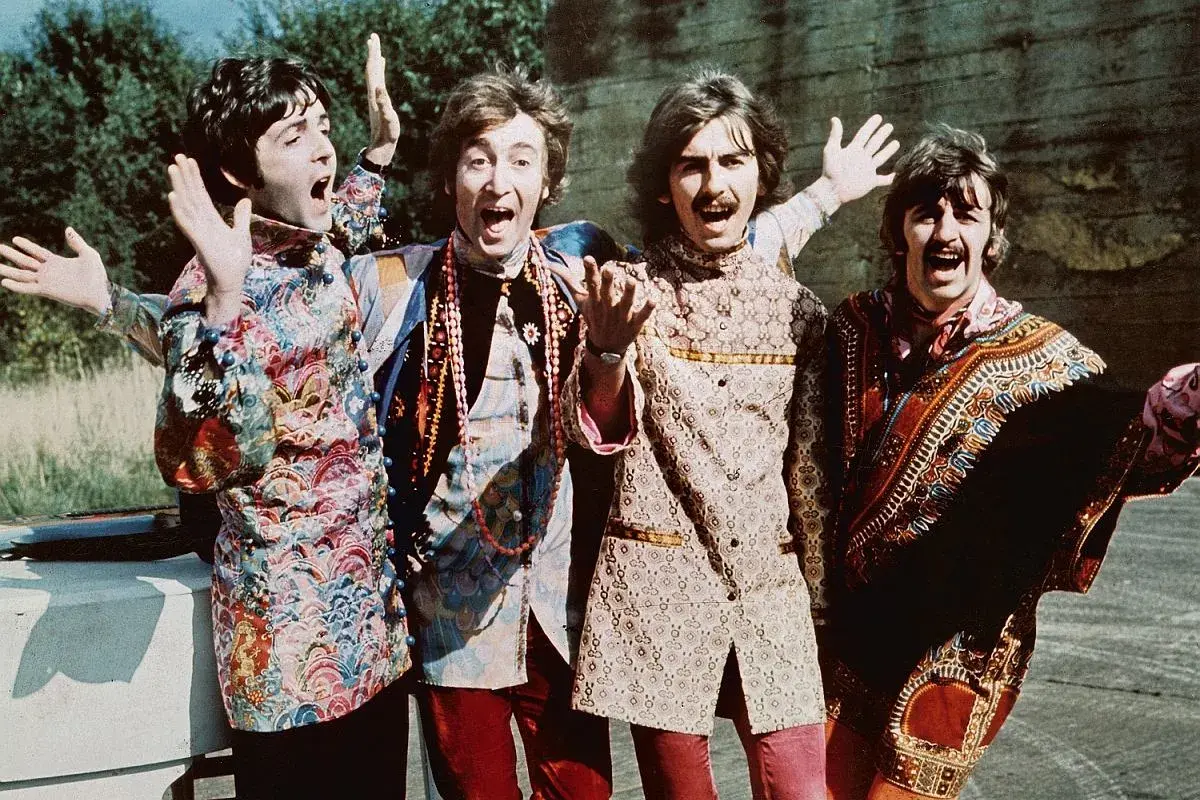 The Beatles w psychodelicznych strojach, jakby gotowi na sesję z George'em Martinem.