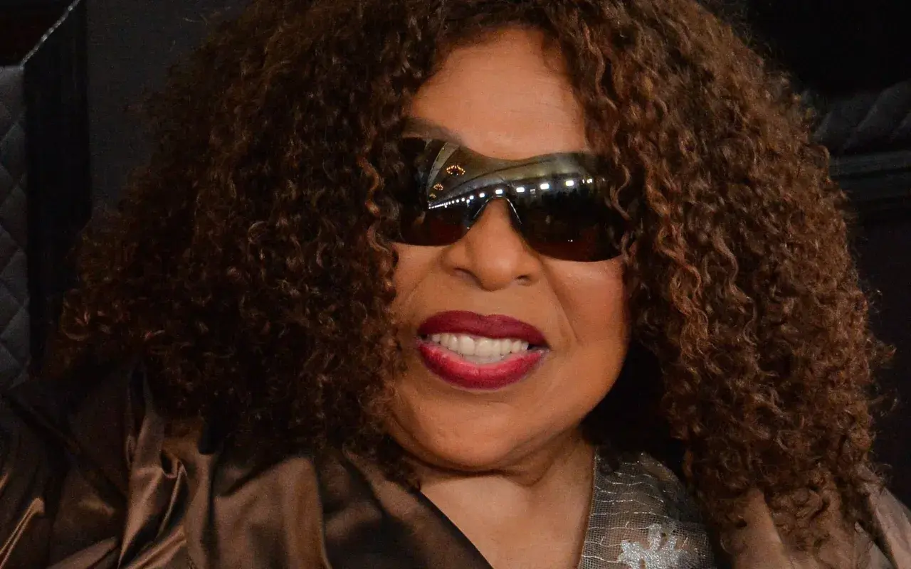Uśmiechnięta Roberta Flack w okularach przeciwsłonecznych, jej muzyka brzmi jak jej uśmiech.