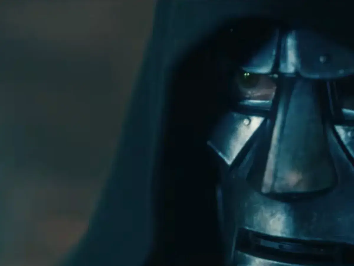 Zwiastun Avengers Doomsday: zbliżenie na metalową maskę z zielonym okiem, sugerującą złowrogą postać.