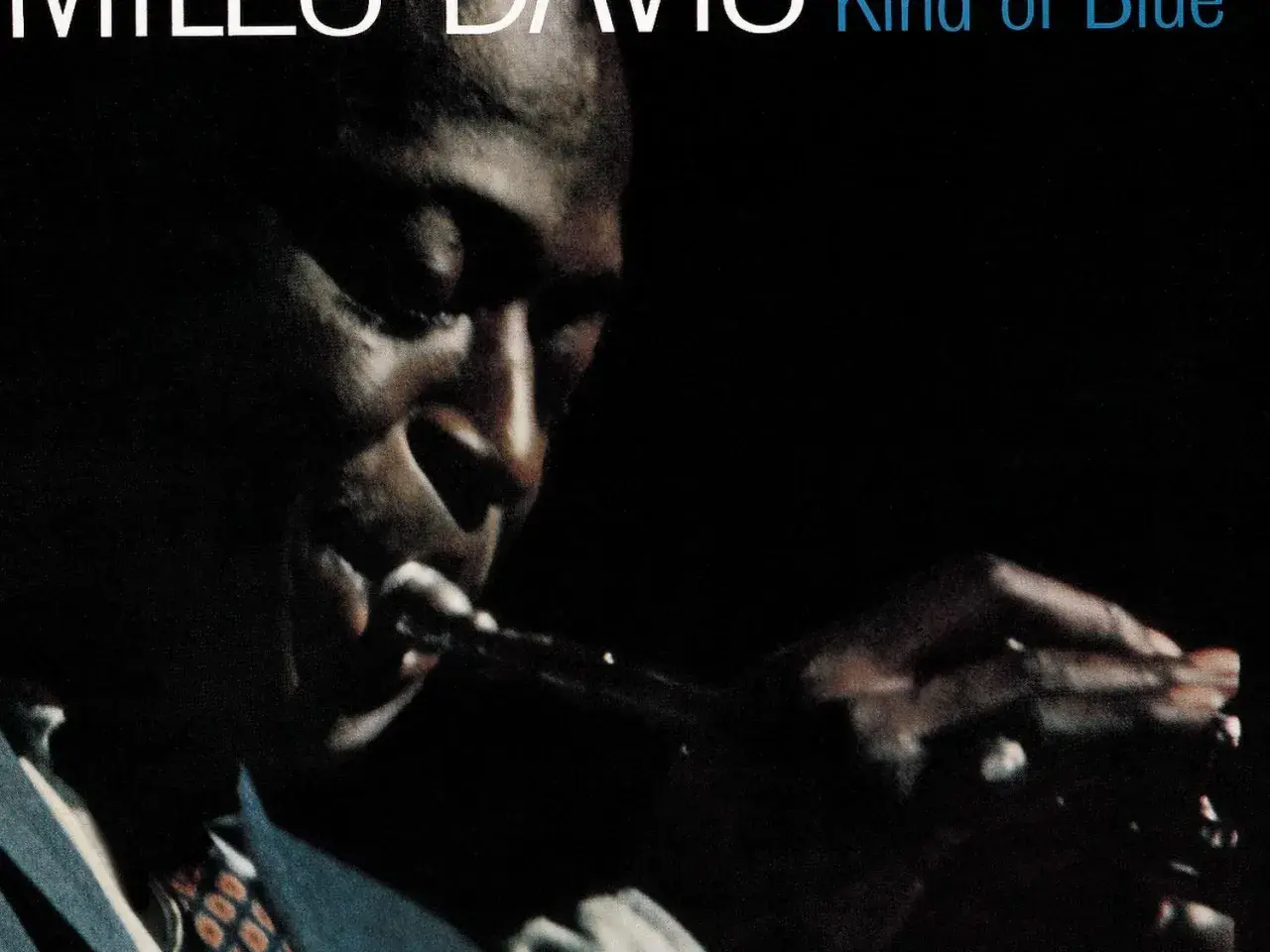 Miles Davis grający na trąbce, okładka albumu "Kind of Blue" – jedne z najlepszych płyt jazzowych wszech czasów.