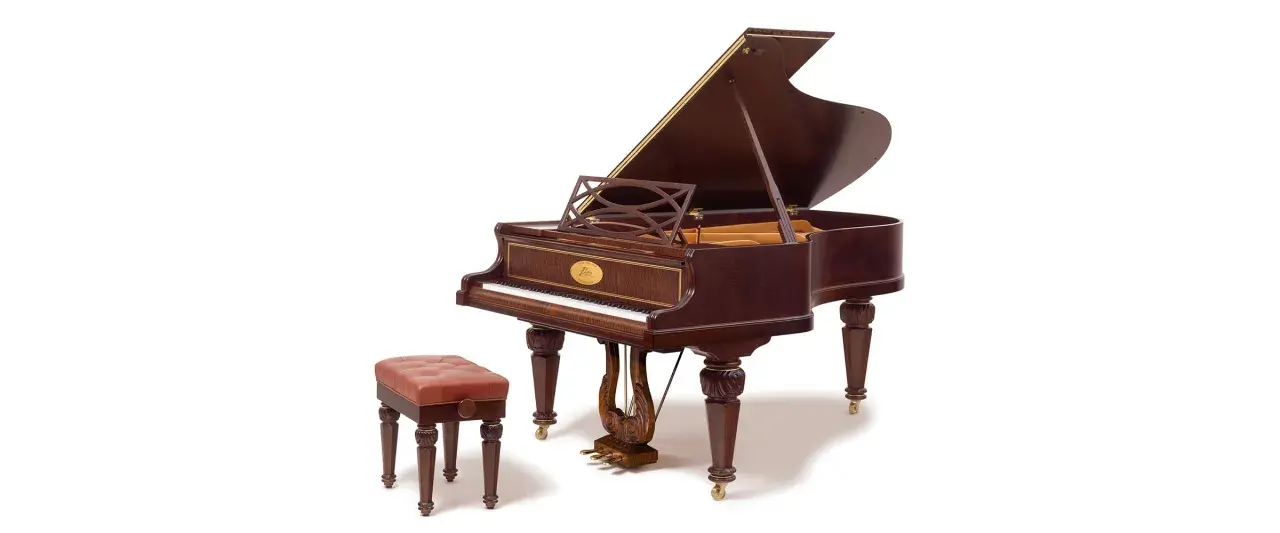 Elegancki fortepian, ulubiony instrument Chopina, z taboretką.