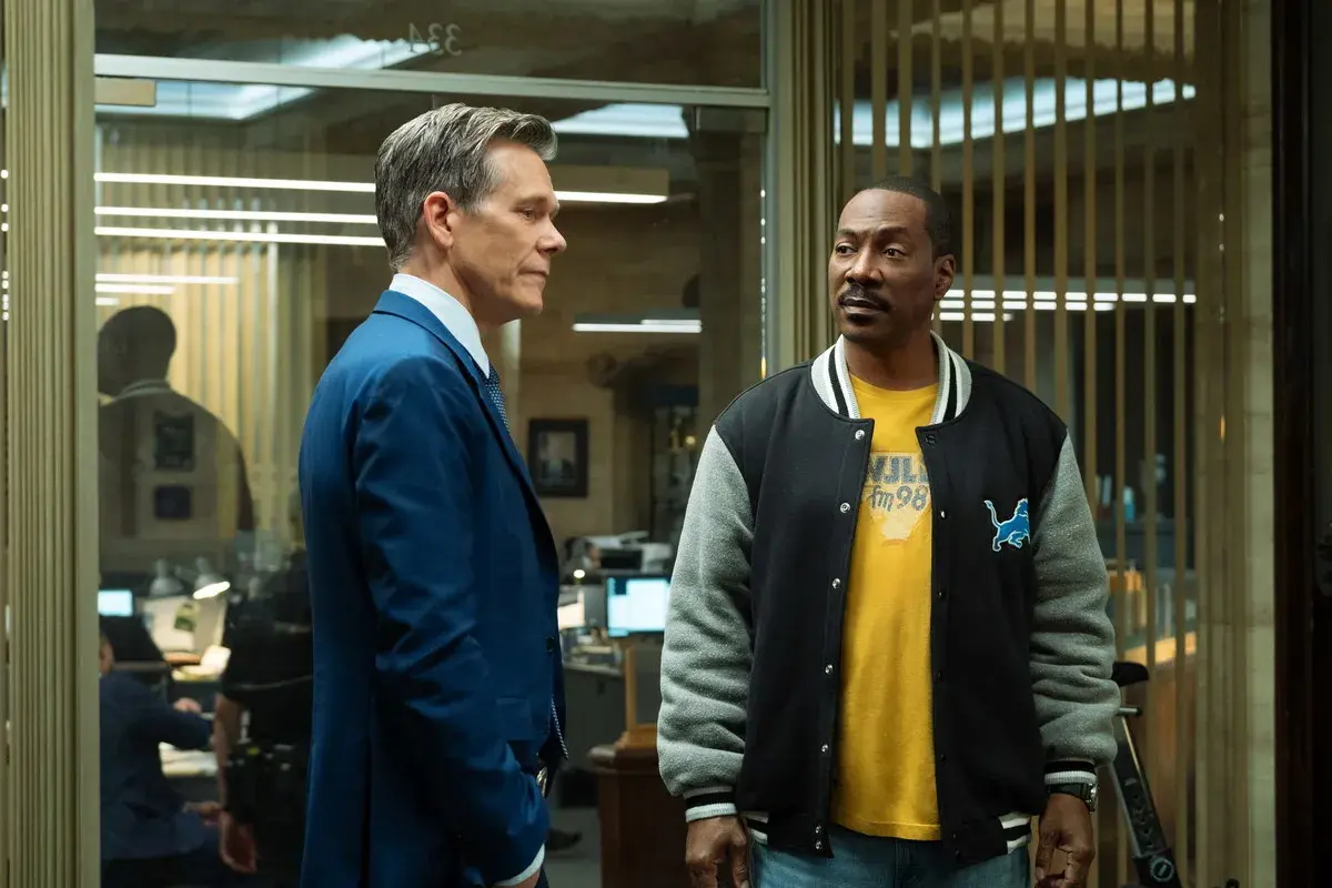 Kevin Bacon i Eddie Murphy, gwiazdy "Gliniarza z Beverly Hills", w rozmowie w biurze.