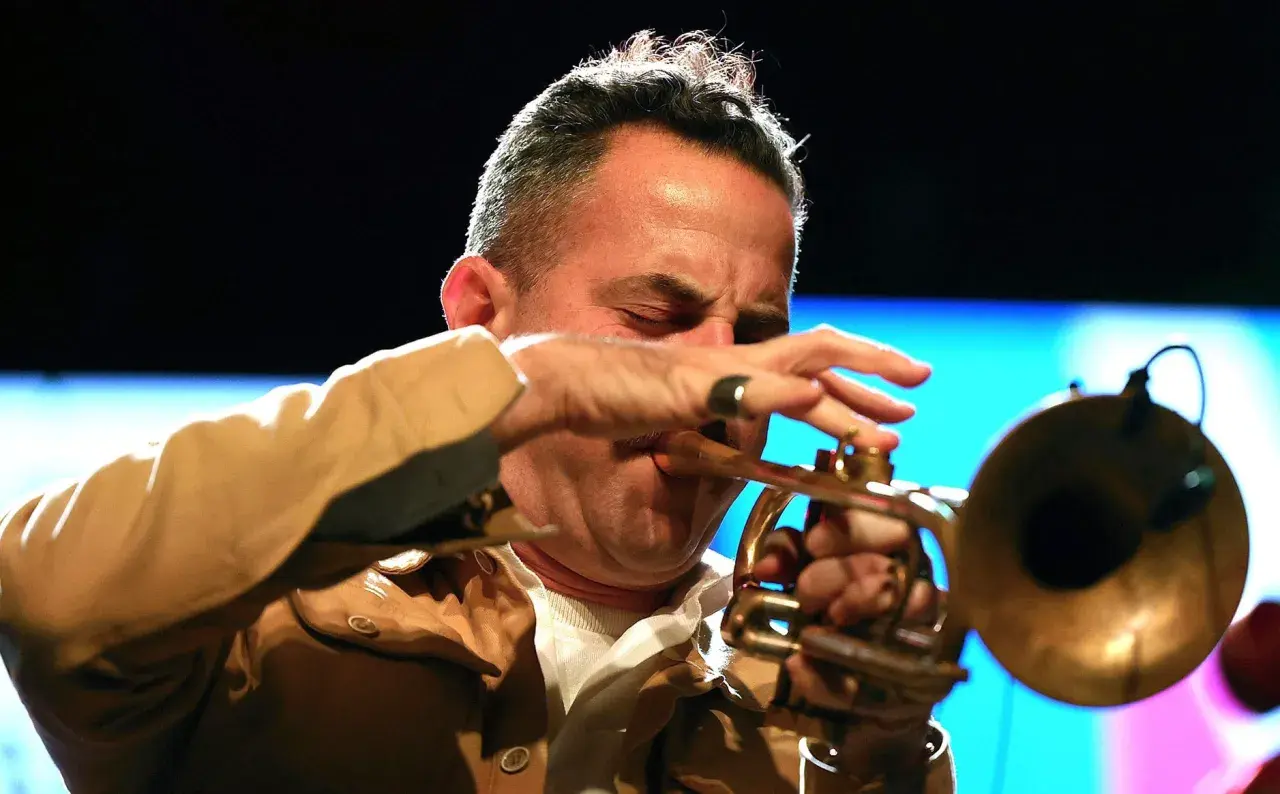 Muzyk grający na trąbce, uwieczniony w chwili uniesienia. To właśnie muzyka jazzowa - najlepsi wykonawcy tworzą takie emocje.