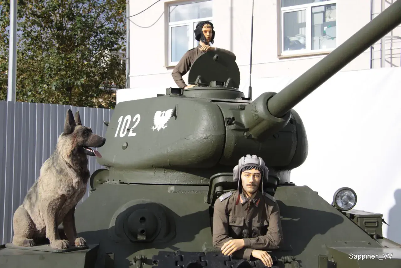 Janek z Czterech Pancernych i pies Szarik na czołgu.