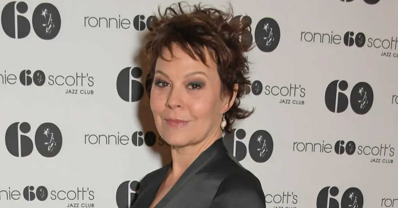 Helen McCrory, znana z filmów, seriali i programów, na tle logo Ronnie Scott's Jazz Club.