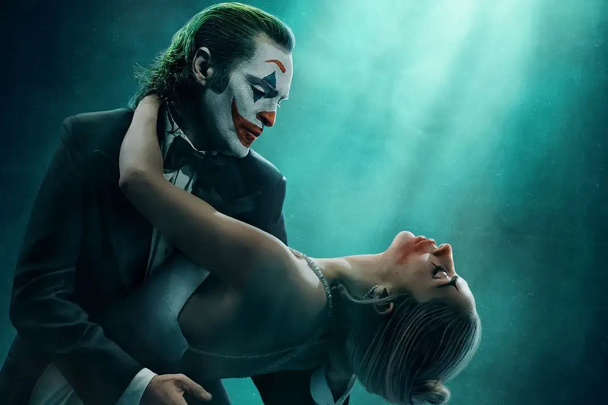 Joker 2: Arthur w tańcu z ukochaną, w mrocznym, niebieskawym świetle.