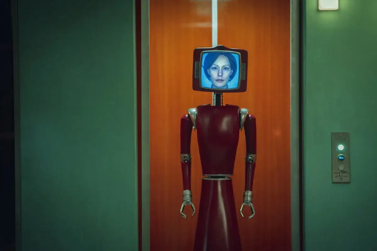 Robot z ekranem zamiast głowy, na którym wyświetla się twarz kobiety, niczym z serialu