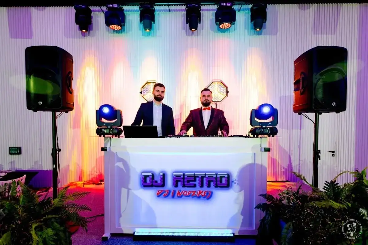 DJ Retro gotowi do zabawy! Dwóch mężczyzn za konsolą, gotowych do puszczenia piosenki na dwa głosy męski i żeński.