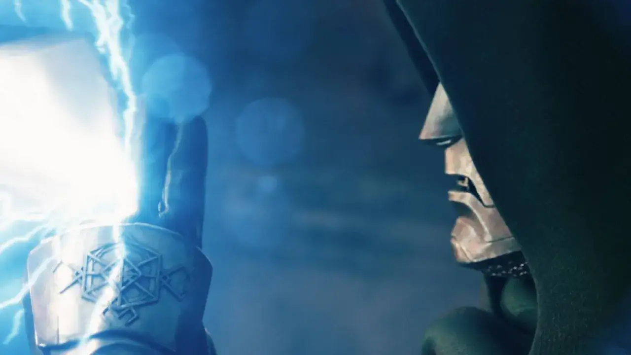 Zwiastun Avengers Doomsday: Doktor Doom w kapturze i zbroi, z ręką emanującą niebieską energią.