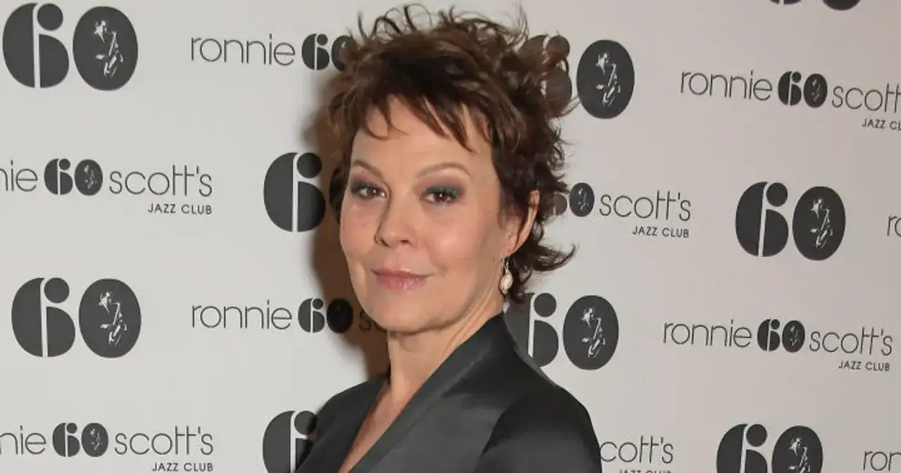 Helen McCrory, znana z filmów, seriali i programów, na tle logo Ronnie Scott's Jazz Club.