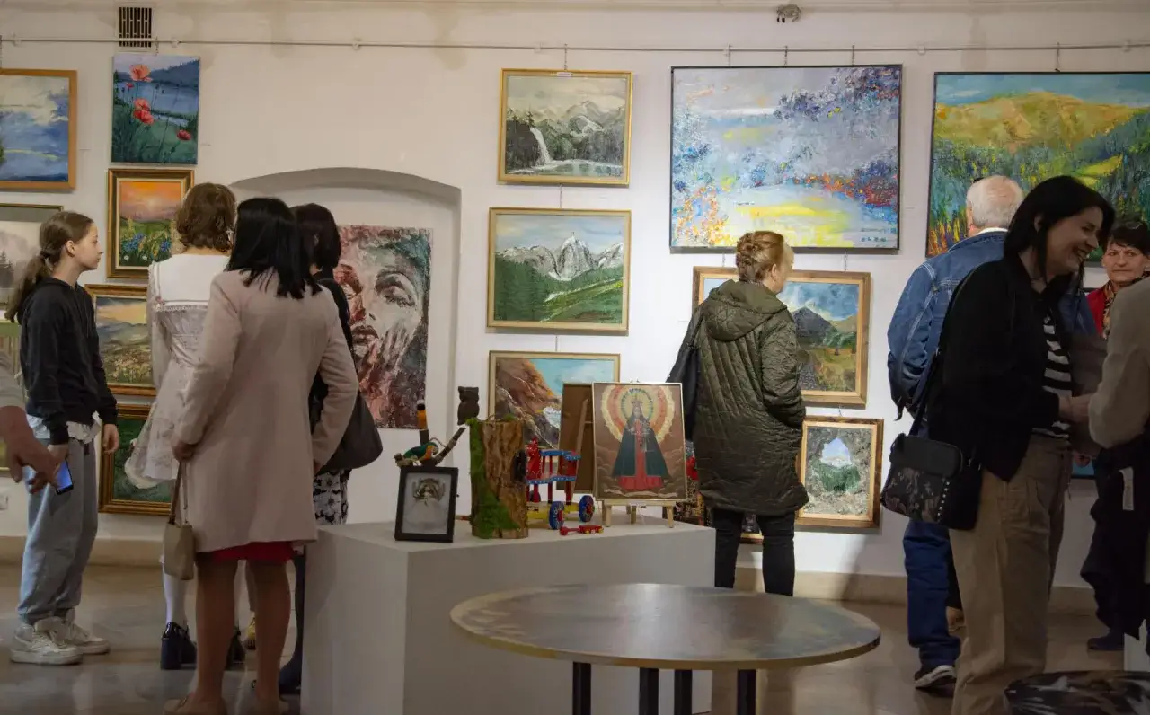 Wernisaż co to? Ludzie oglądają obrazy w galerii sztuki.