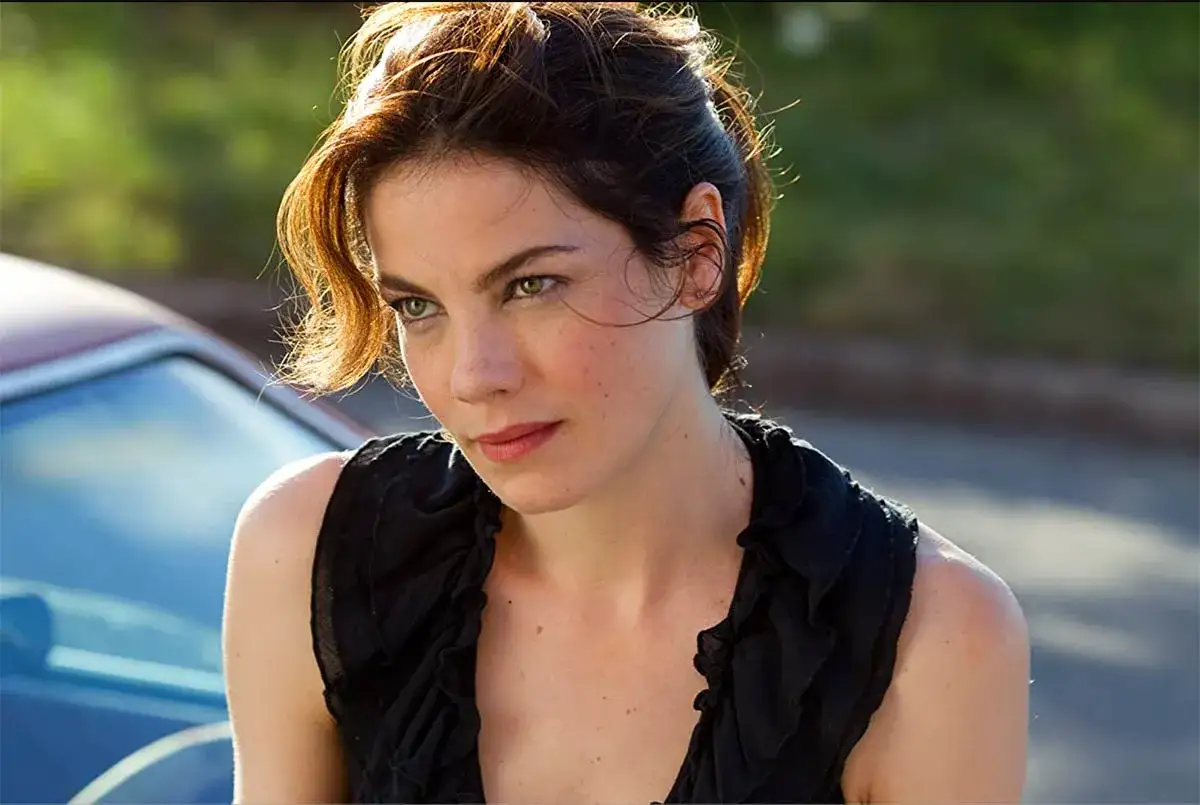 Michelle Monaghan w czarnej sukience, zamyślona, jakby wspominała coś z serialu