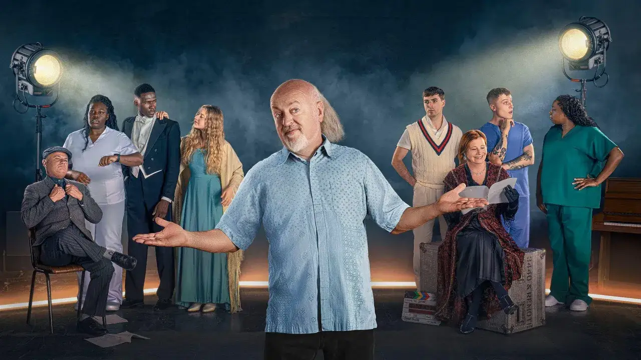 Już mnie nie oszukasz obsada: Bill Bailey z grupą aktorów w teatralnych strojach, gotowi na scenę.