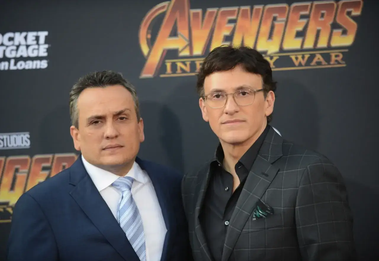 Bracia Russo, reżyserzy Avengers: Wojna bez granic, pozują na premierze filmu.