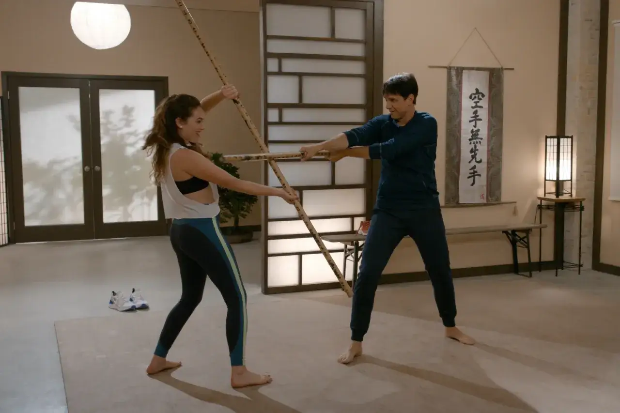 Kiedy nowy sezon Cobra Kai, Daniel i Samantha ćwiczą z kijami w dojo.
