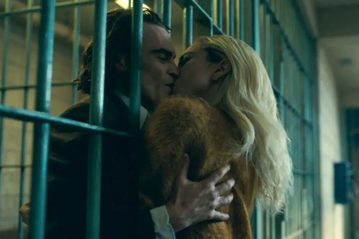 Joker 2: Arthur całuje ukochaną za kratami, w mrocznym więzieniu.